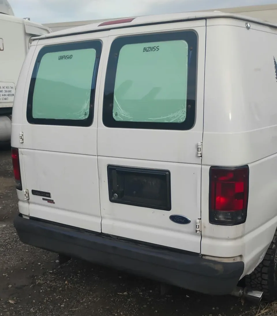 Ford E-150 2011 photo 2