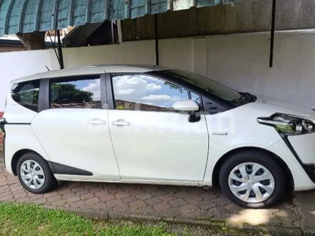Toyota Sienta 2017 photo 2