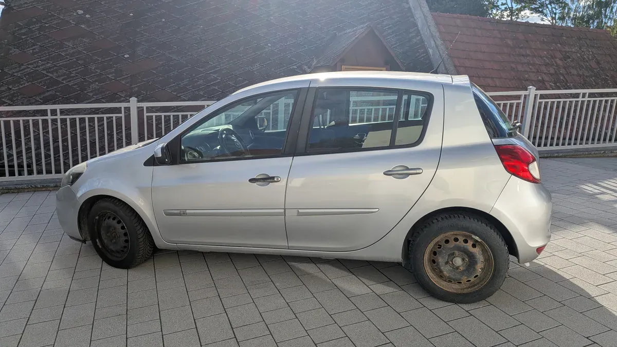 Renault Clio 2010 photo 2