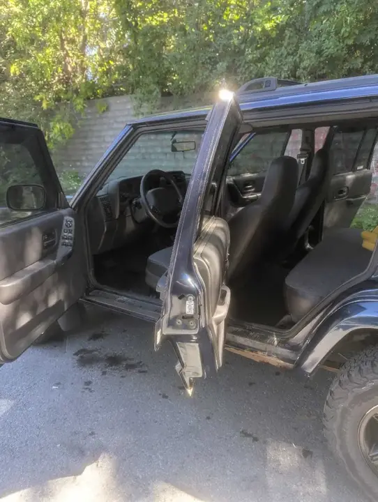 Jeep Cherokee 2000 photo 5