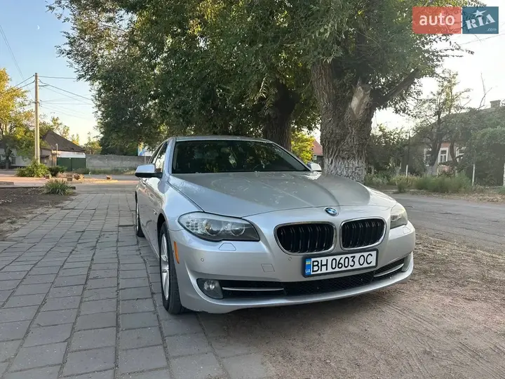 BMW 5 Series 2012 photo 2