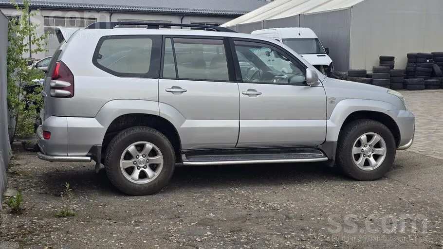 Toyota Land Cruiser 2004 photo 2