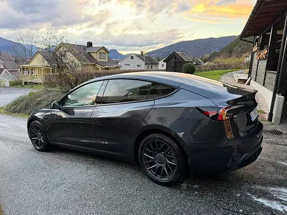 Tesla Model 3 2025 photo 4
