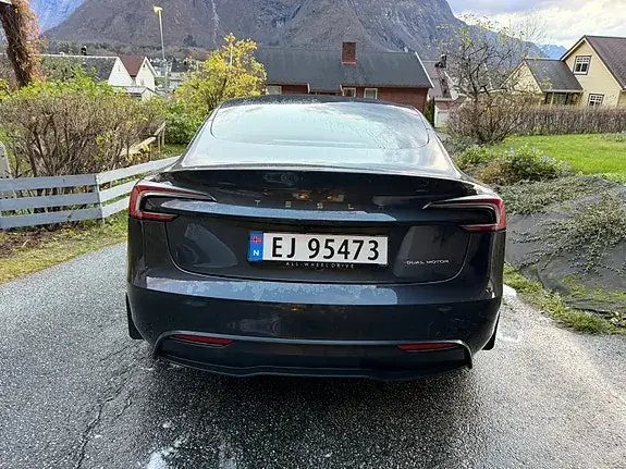 Tesla Model 3 2025 photo 3