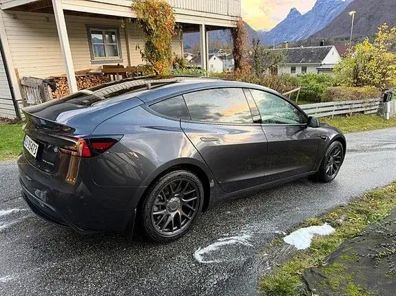 Tesla Model 3 2025 photo 2