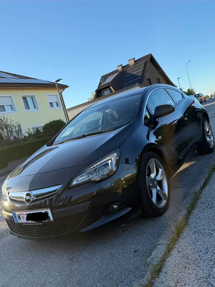 Opel Astra 2013 photo 2