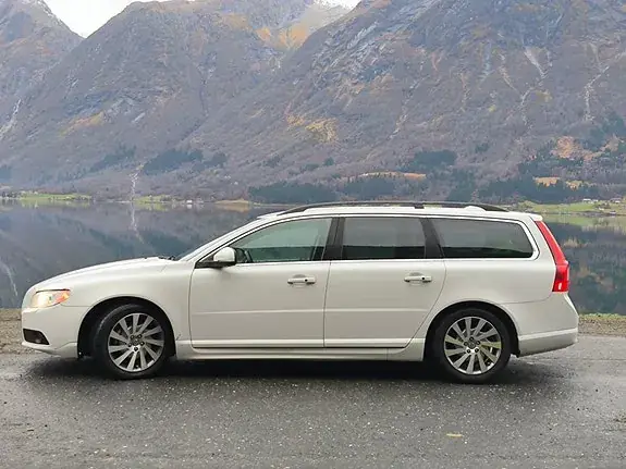 Volvo V70 2012 photo 2