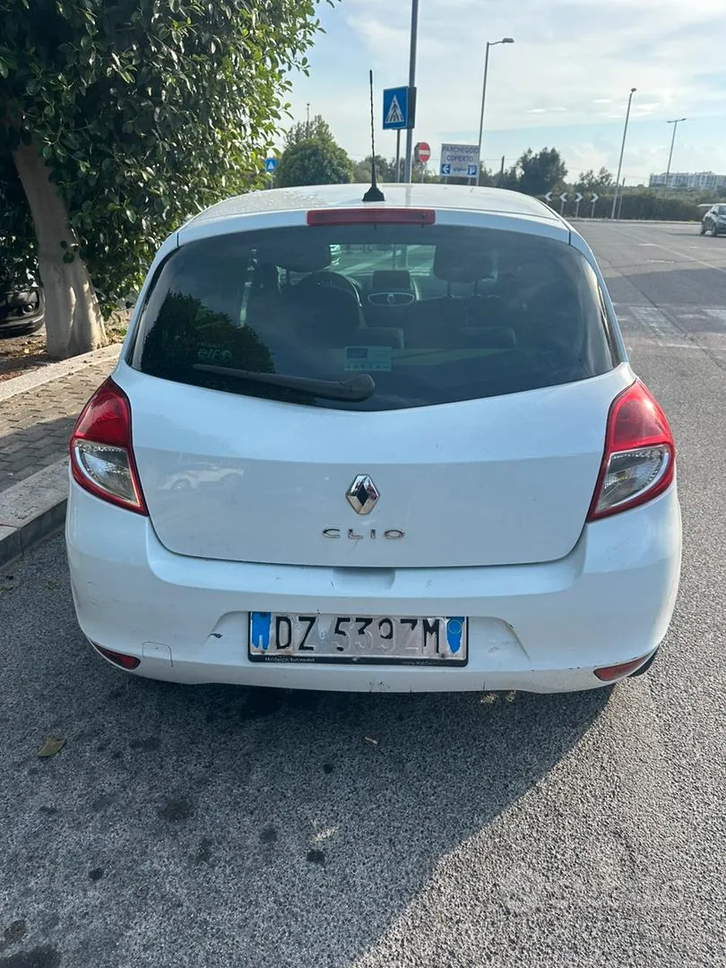 Renault Clio 2010 photo 4