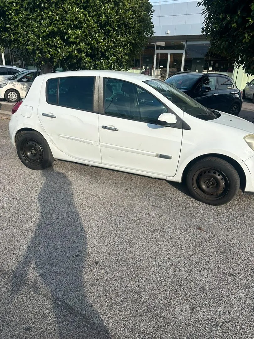 Renault Clio 2010 photo 3