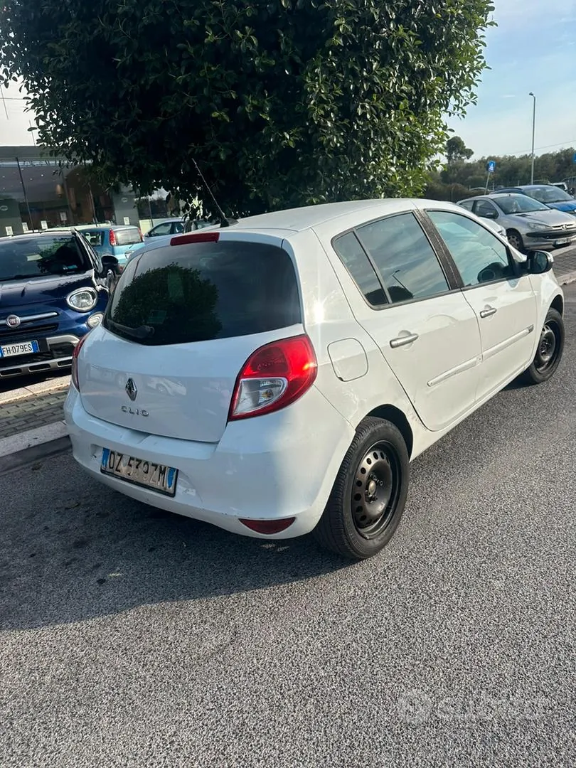 Renault Clio 2010 photo 2