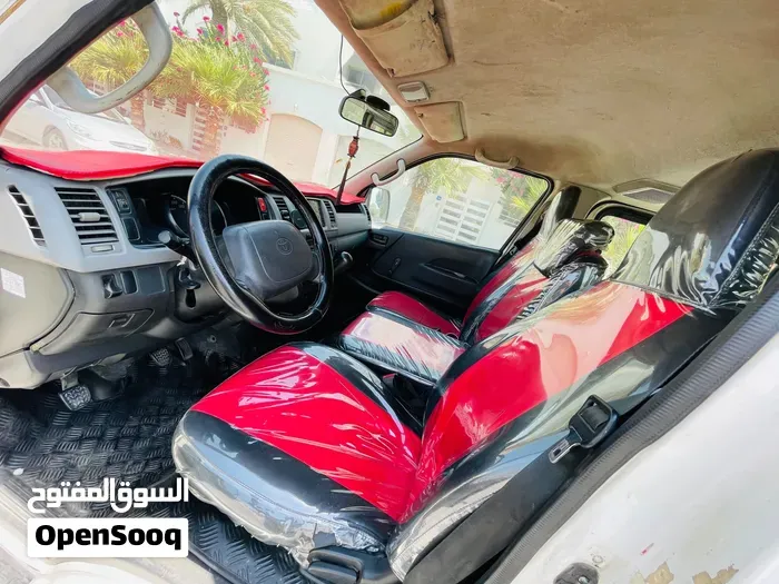 Toyota Hiace 2011 photo 2