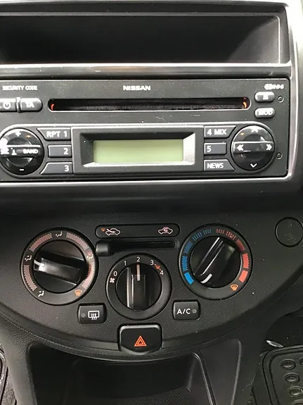 Nissan Note 2011 photo 3