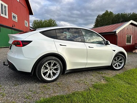 Tesla Model Y 2024 photo 2