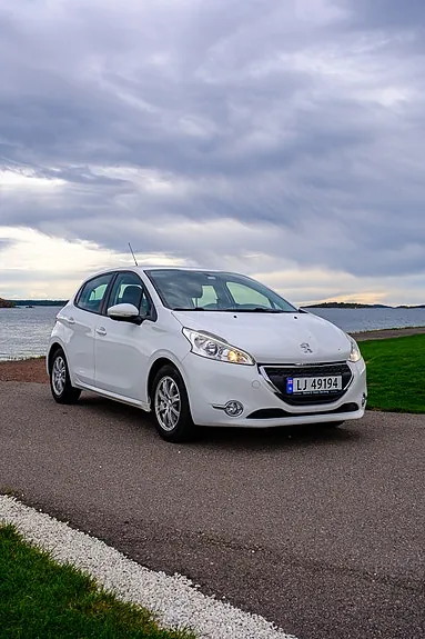 Peugeot 208 2012 photo 2