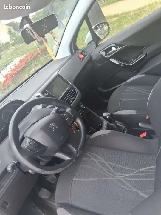 Peugeot 208 2014 photo 3