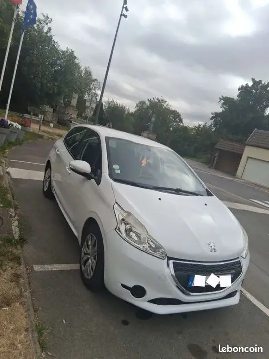 Peugeot 208 2014 photo 2