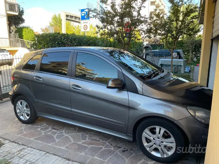 Mercedes-Benz B 2011 photo 2