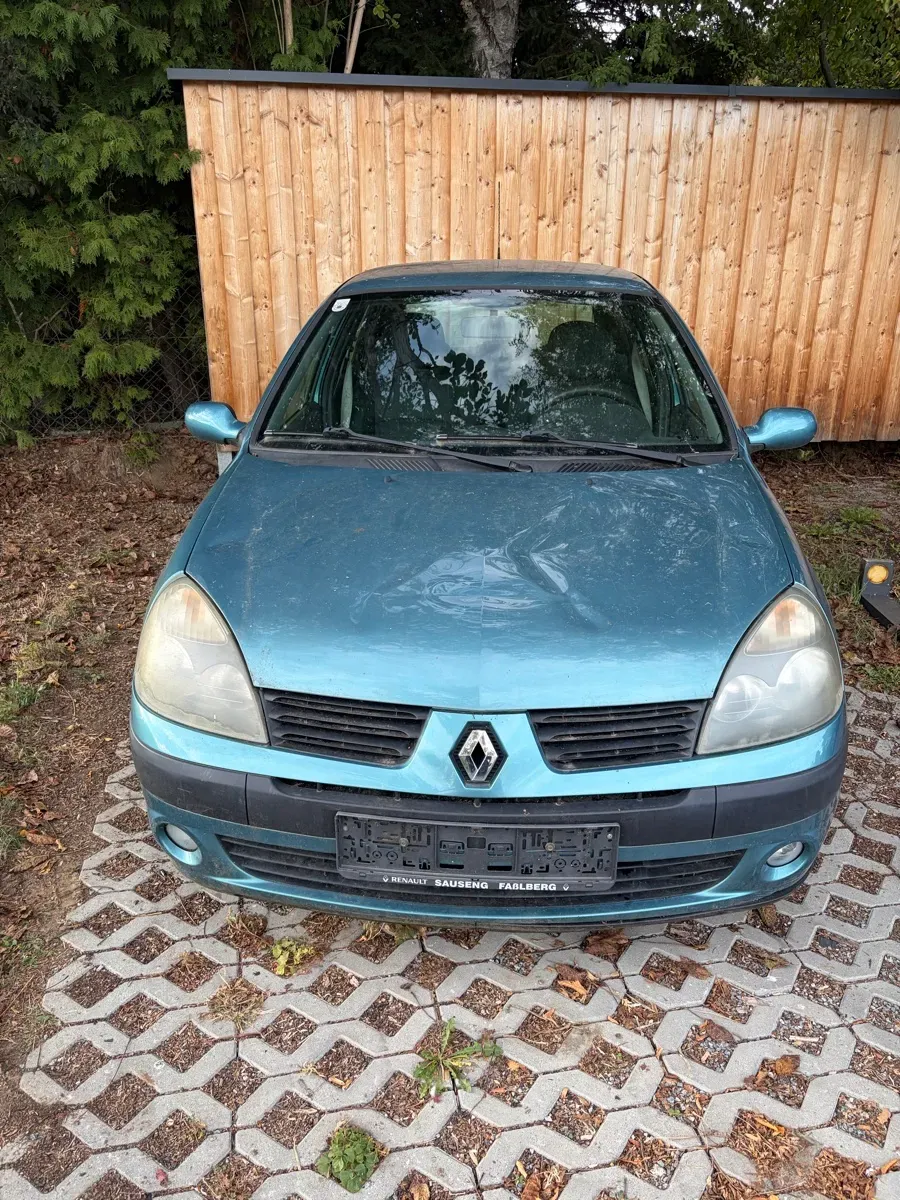 Renault Clio 2004 photo 2