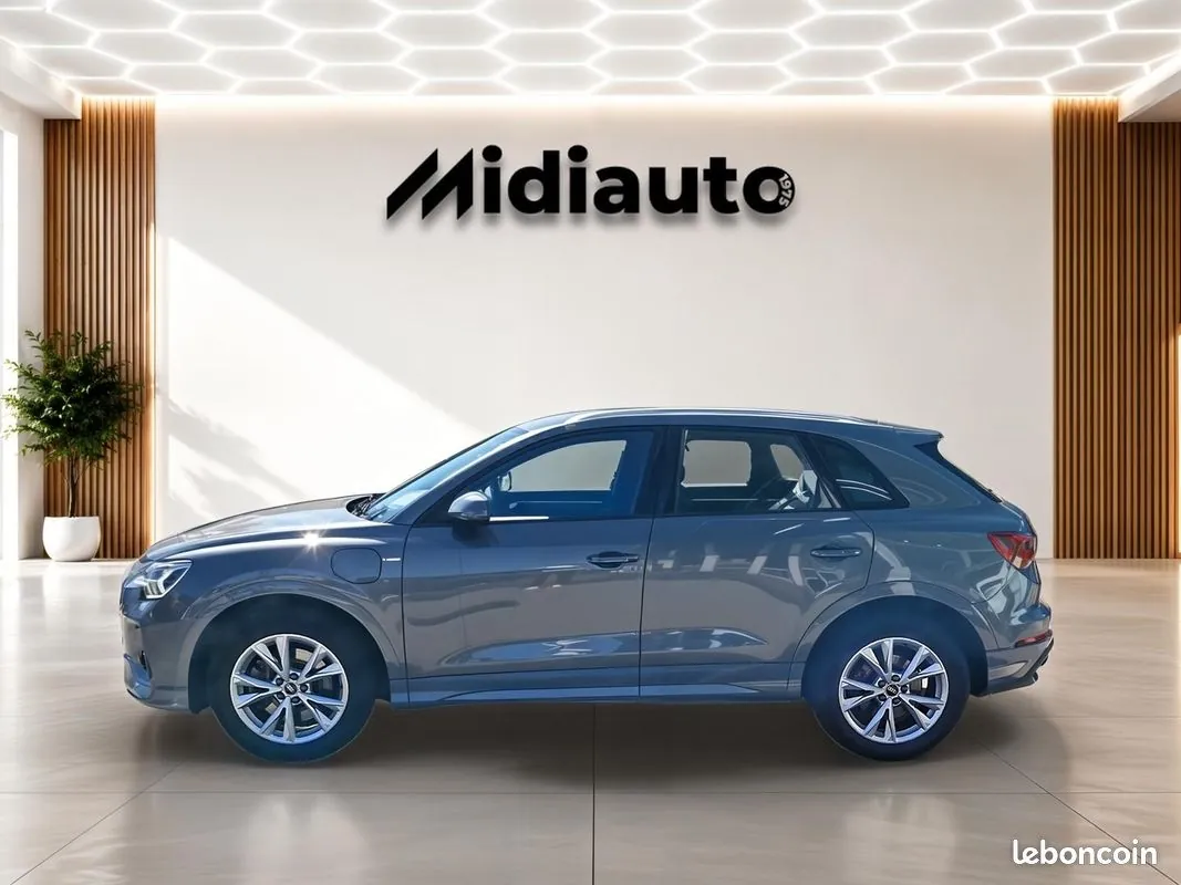 Audi Q3 2021 photo 2