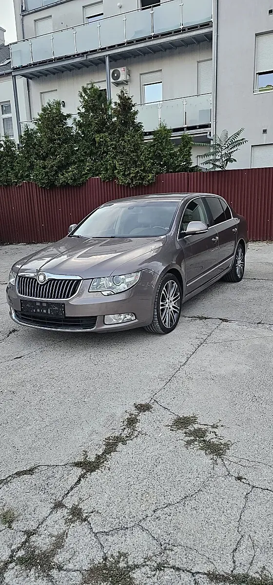Skoda Superb 2011 photo 3