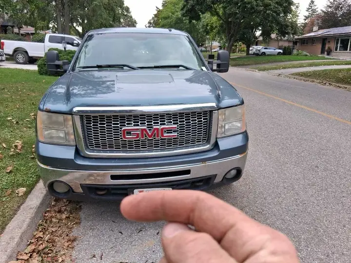 GMC Sierra 2011 photo 2