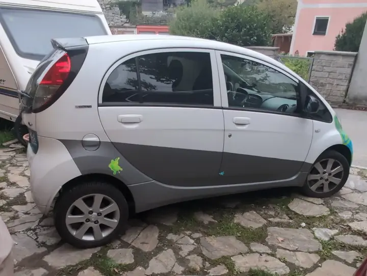 Peugeot Ion 2012 photo 2
