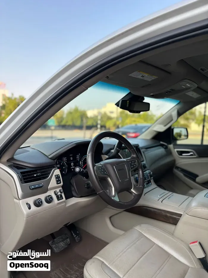 GMC Suburban 2018 photo 3