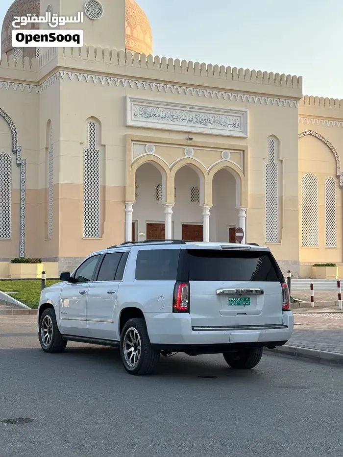 GMC Suburban 2018 photo 5