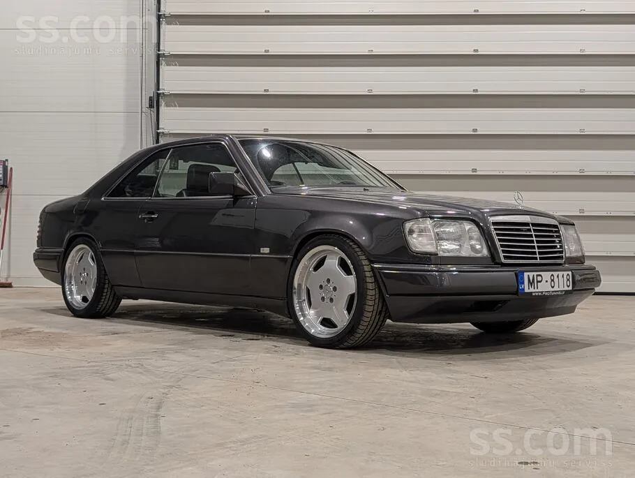 Mercedes-Benz E220 1995 photo 2