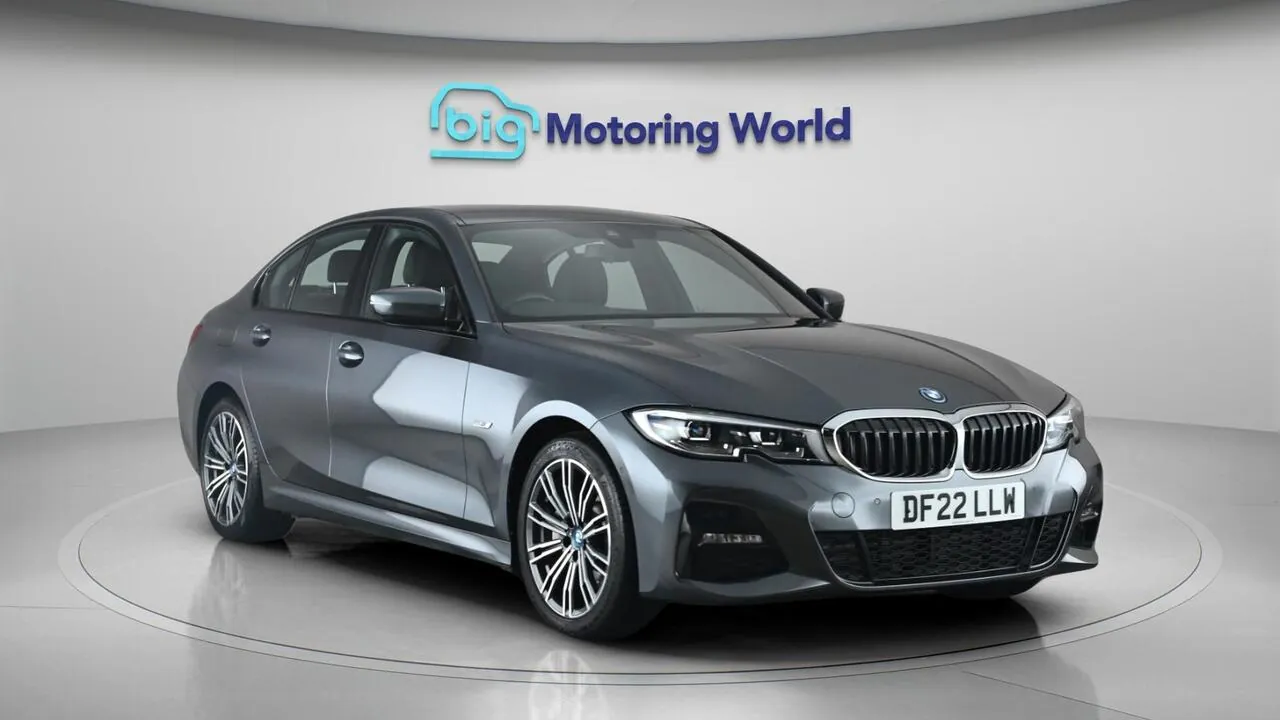 BMW 3 Series 2022 photo 2