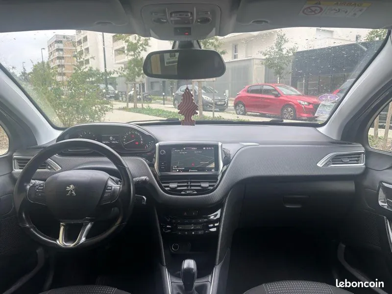 Peugeot 208 2019 photo 3