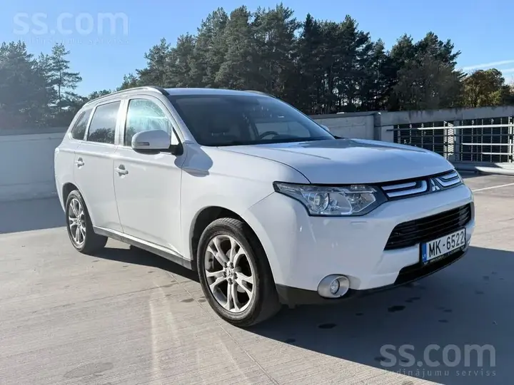 Mitsubishi Outlander 2013 photo 2