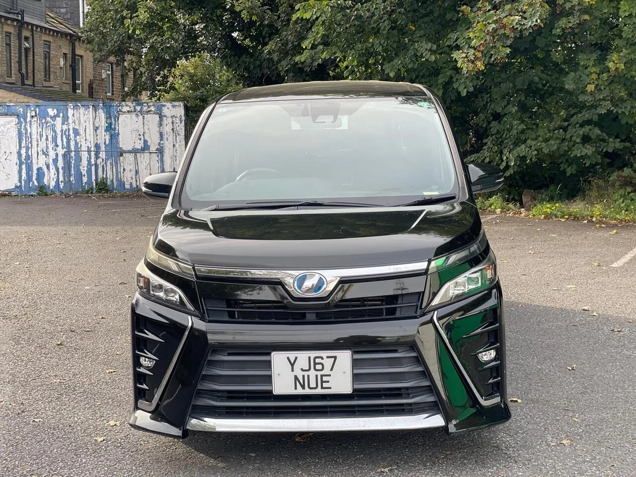 Toyota Voxy photo 2