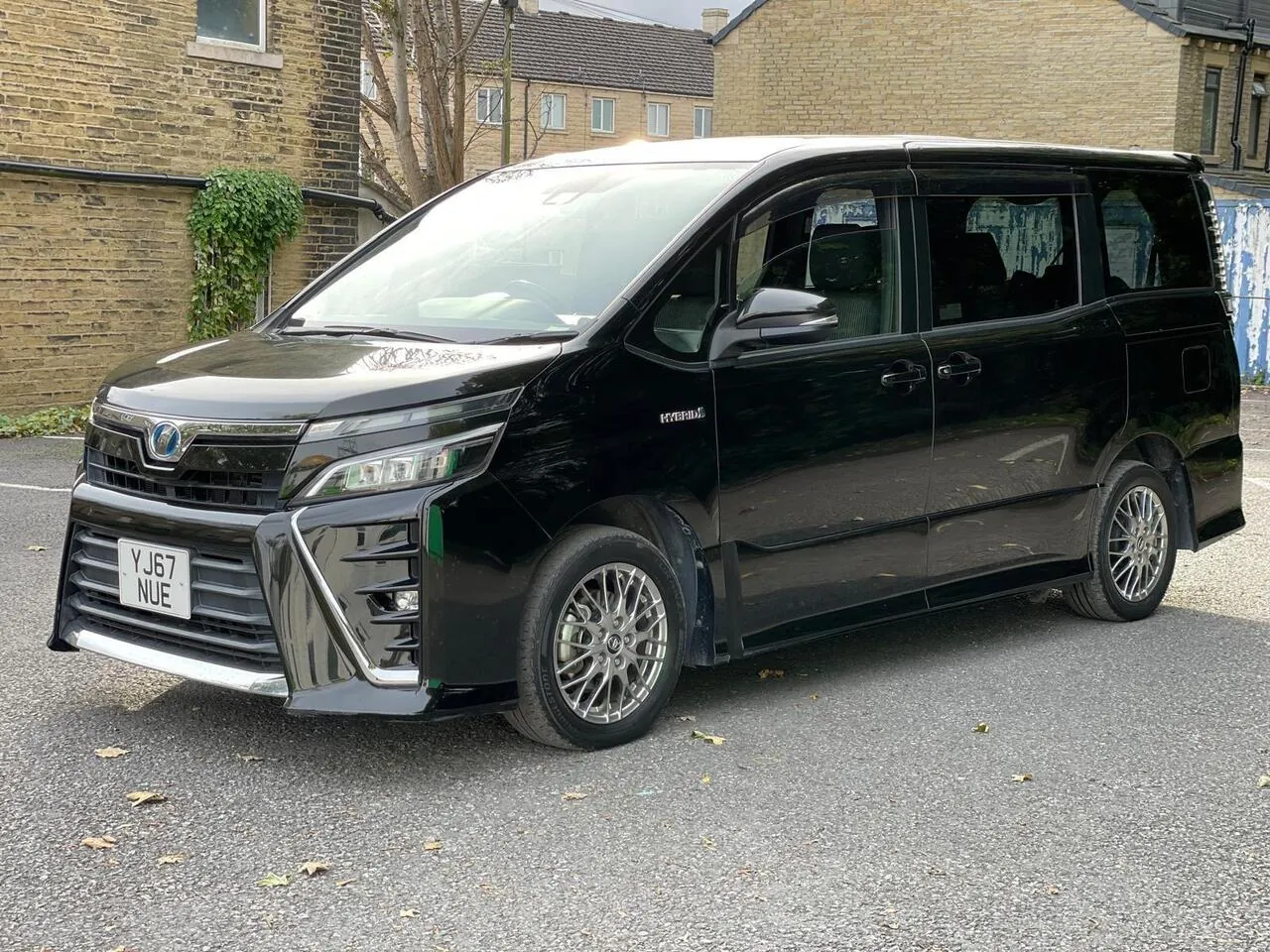 Toyota Voxy photo 3