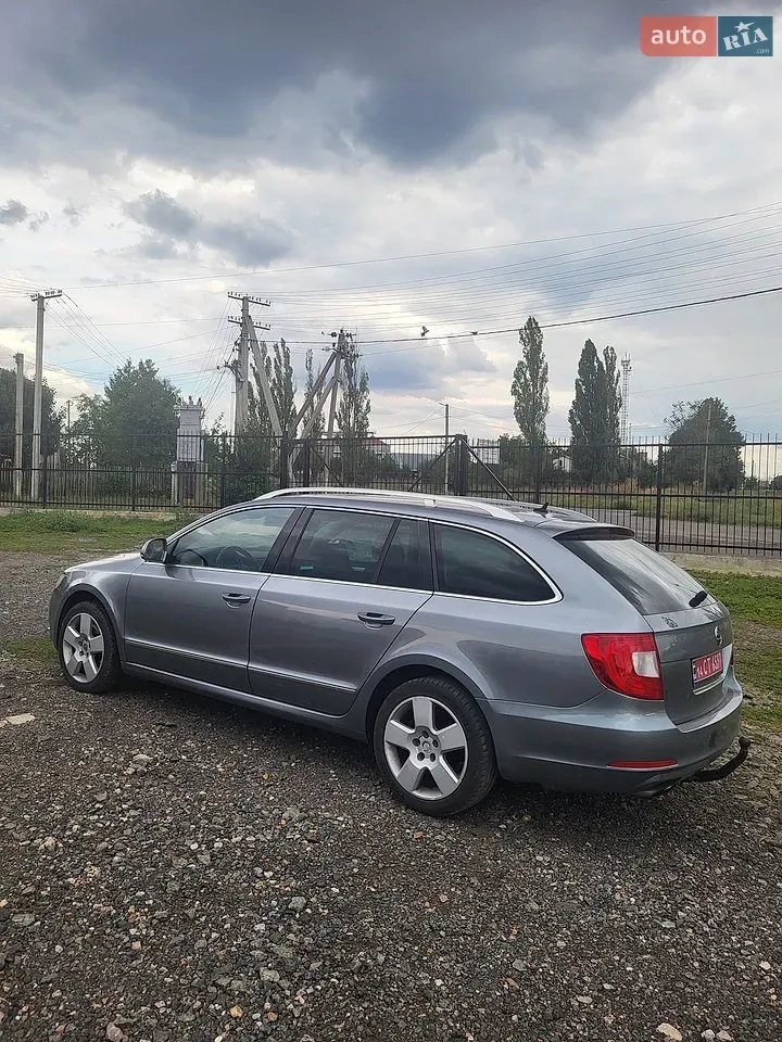 Skoda Superb 2011 photo 5