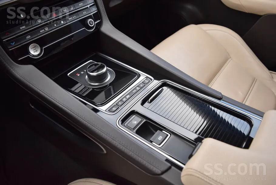 Jaguar F-Pace 2020 photo 5