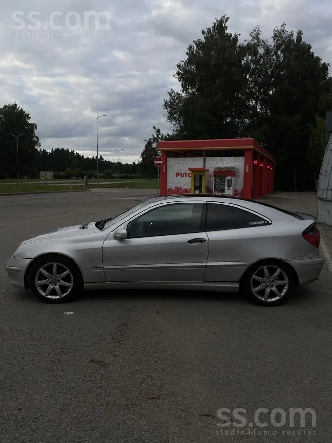 Mercedes-Benz C220 2003 photo 2