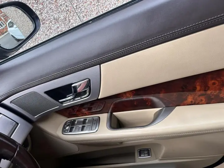 Jaguar Xf 2010 photo 5
