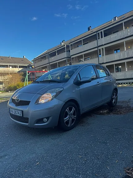 Toyota Yaris 2011 photo 2