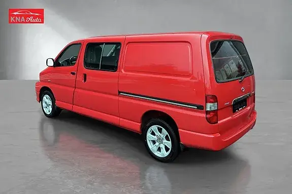 Toyota Hiace 2011 photo 4