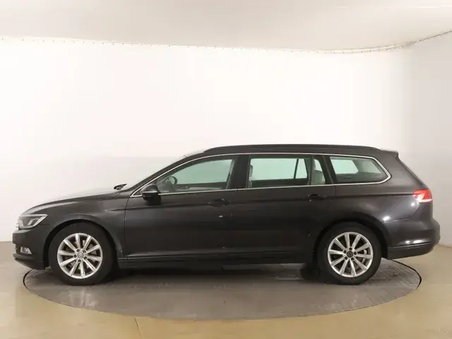 Volkswagen Passat Variant 2018 photo 2