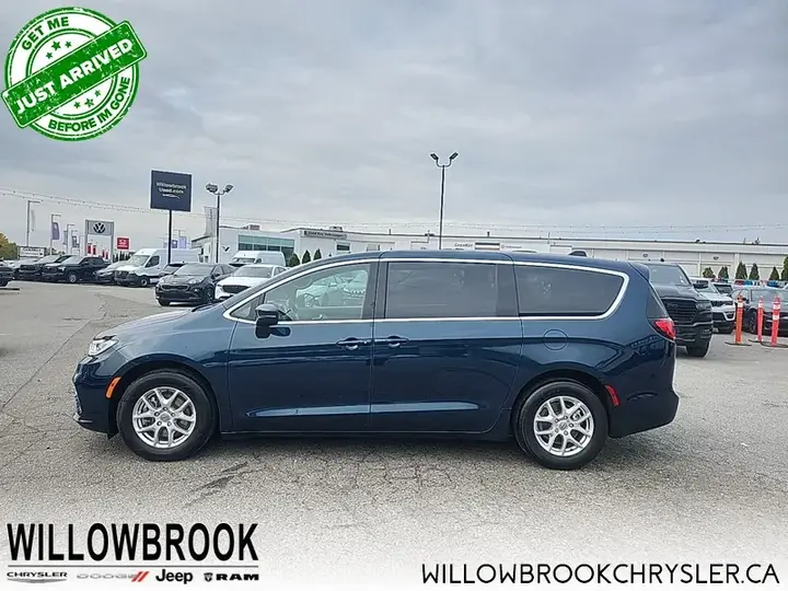 Chrysler Pacifica 2023 photo 2