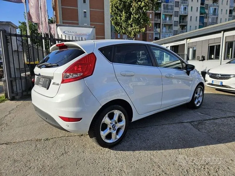 Ford Fiesta 2010 photo 3