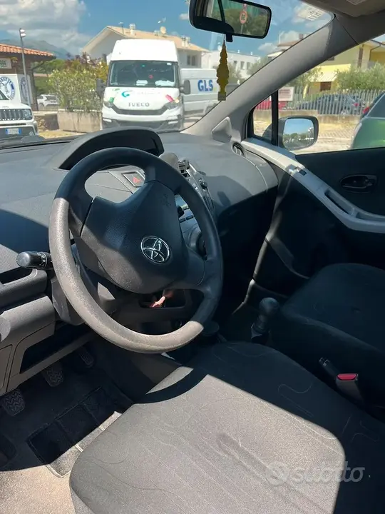 Toyota Yaris 2010 photo 5