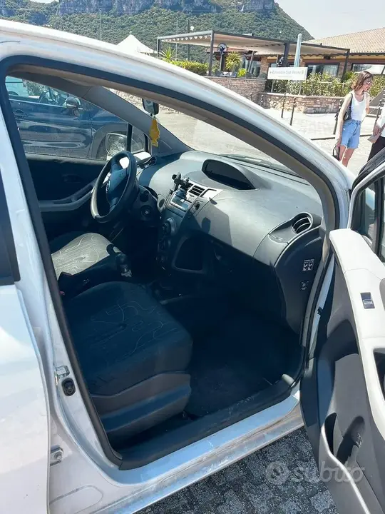 Toyota Yaris 2010 photo 3
