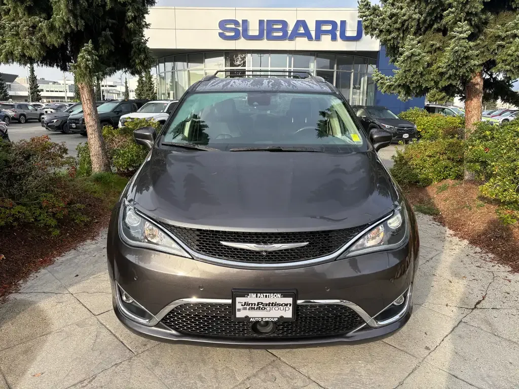 Chrysler Pacifica 2017 photo 2