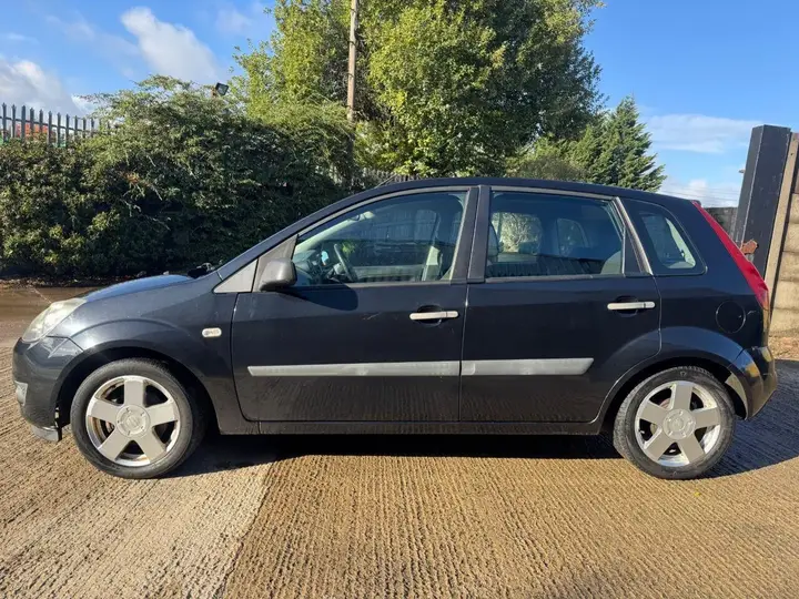 Ford Fiesta 2006 photo 2