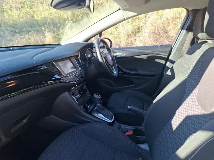 Vauxhall Astra 2018 photo 3