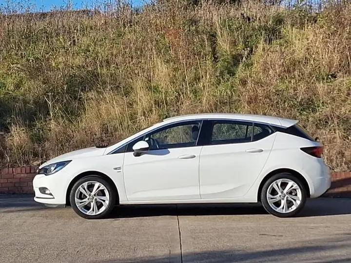 Vauxhall Astra 2018 photo 2