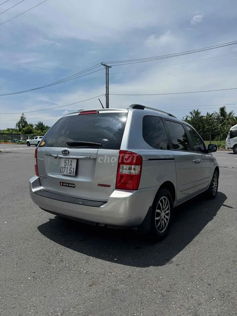 Kia Carnival 2010 photo 2